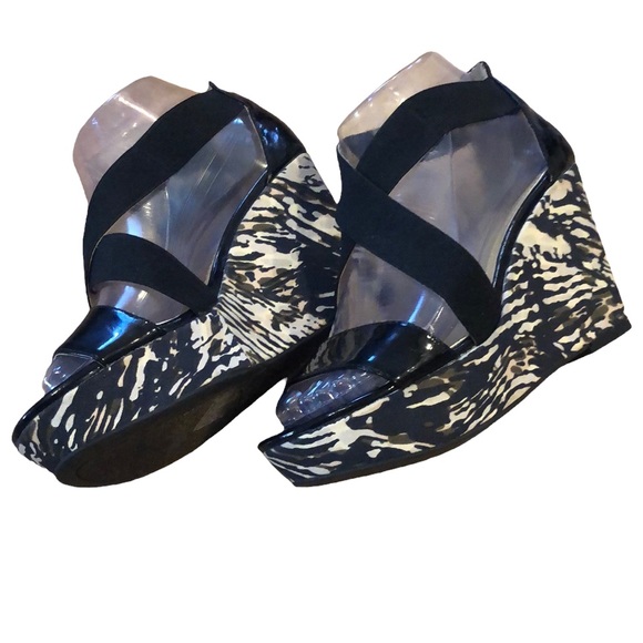 BCBGENERATION WEDGES BLACK WITH ZEBRA PRINT SIZE 6.5 - Picture 1 of 11